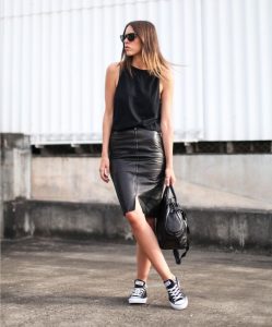 looks com saia lapis e tenis