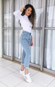 jeans e blusa branca